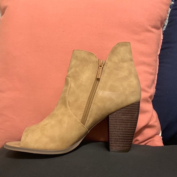 Michael Antonio Heels - Picture 3 of 6